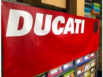 Striscione Ducati in PVC,originale WDW, usato, ottimo stato, misure L 200 cm per H 73cm con occhielli di fissaggio