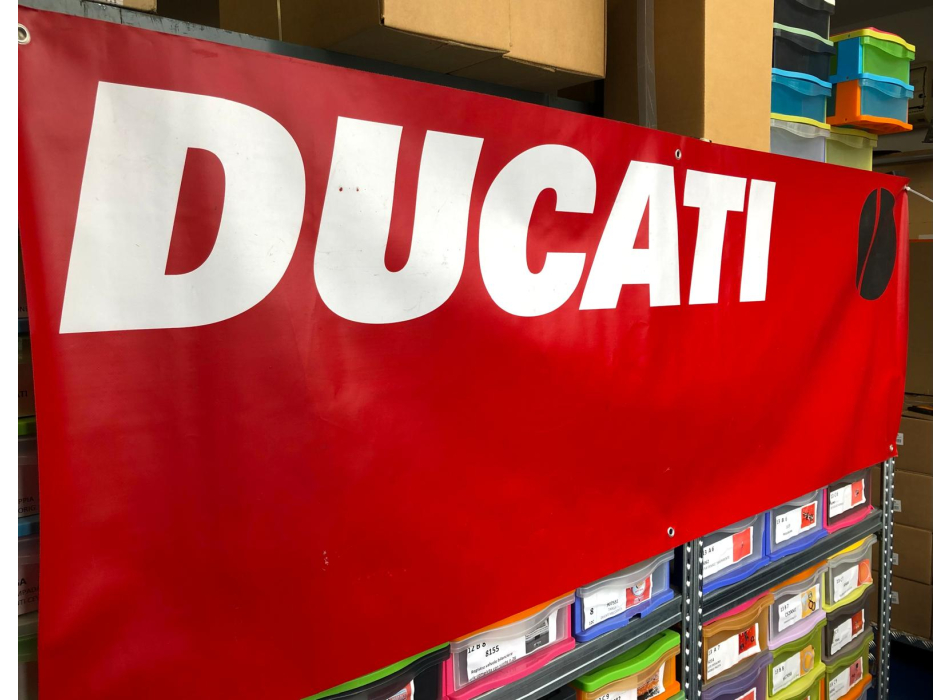 Striscione Ducati in PVC,originale WDW, usato, ottimo stato, misure L 200 cm per H 73cm con occhielli di fissaggio