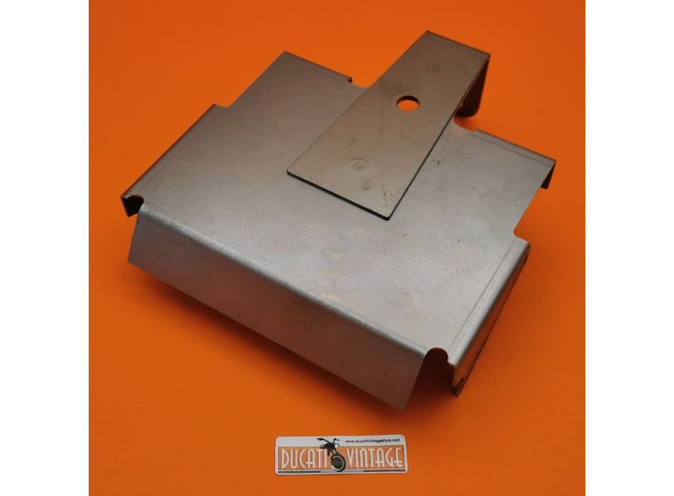 Supporto batteria in lamiera, copia perfetta dell'originale, da verniciare
