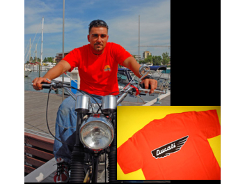T-shirt colore arancio con ala argento Ducati sulla schiena
