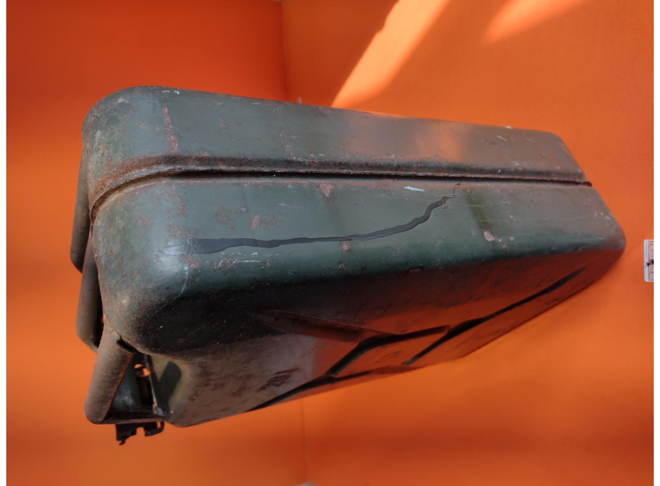 Tanica lt. 20 in metallo buono stato, nessuna ammaccatura (vedi foto)