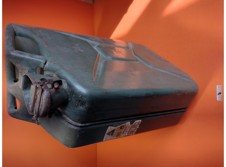 Tanica lt. 20 in metallo buono stato, nessuna ammaccatura (vedi foto)