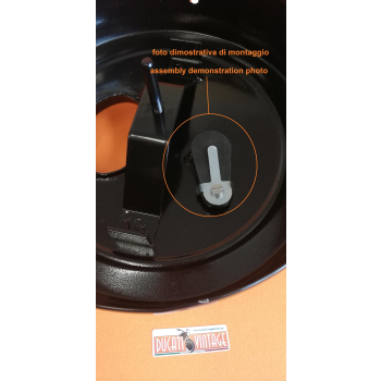 Valvola sfiato olio nella scatola filtro (nera) per tutti i monocilindrici Ducati carter larghi